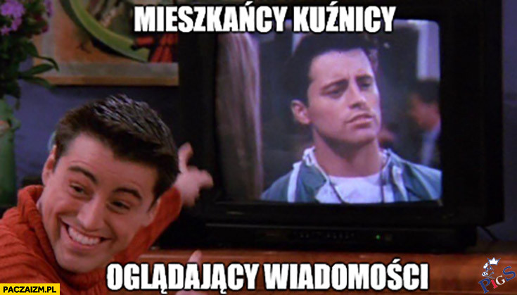 Mieszkancy Kuzźicy ogladający wiadomości