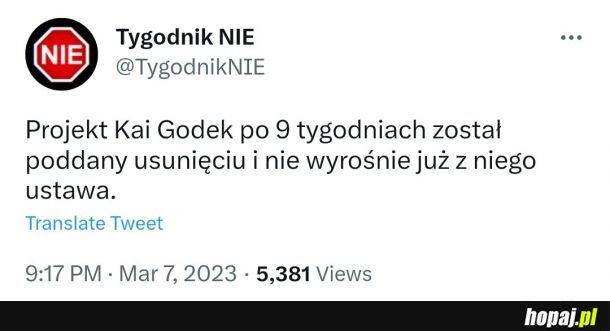Był naskrobany na kolanie