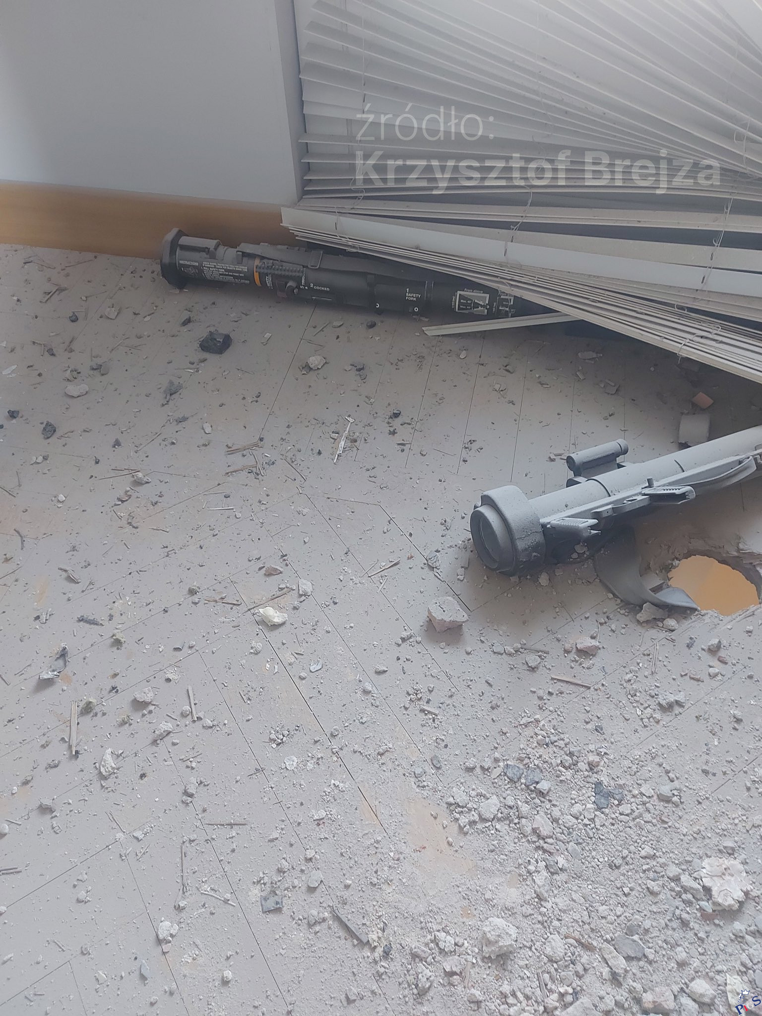 Że aż żaluzje spadły