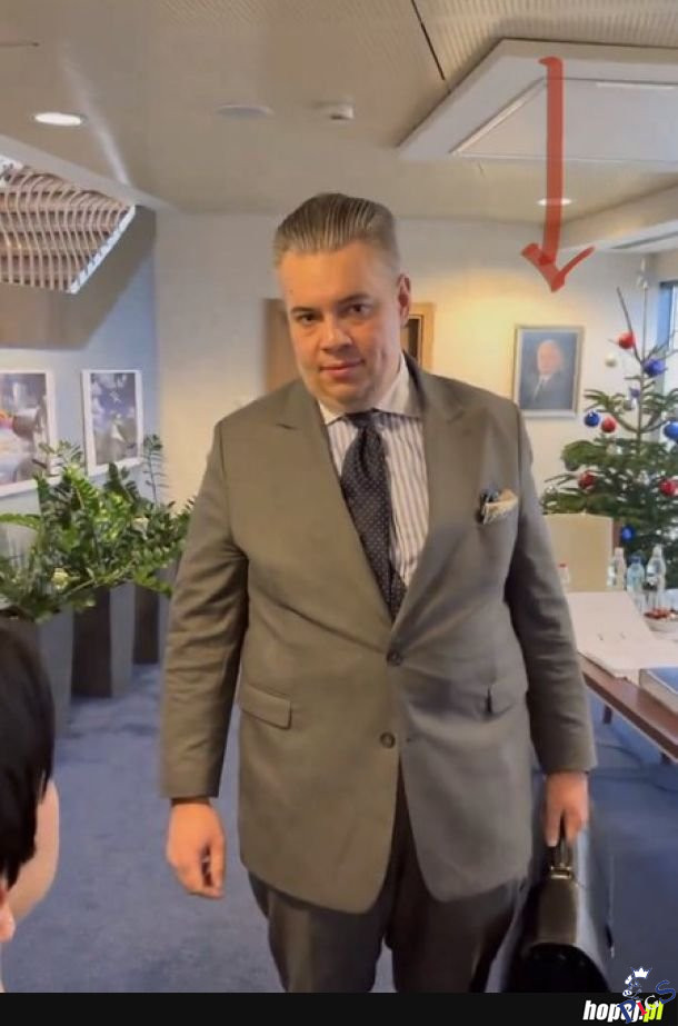 Prezes TVP powiesił sobie na ścianie zdjęcie Kaczyńskiego, tego to nawet Ucho Prezesa nie przewidziało. No faktycznie „wolne media”