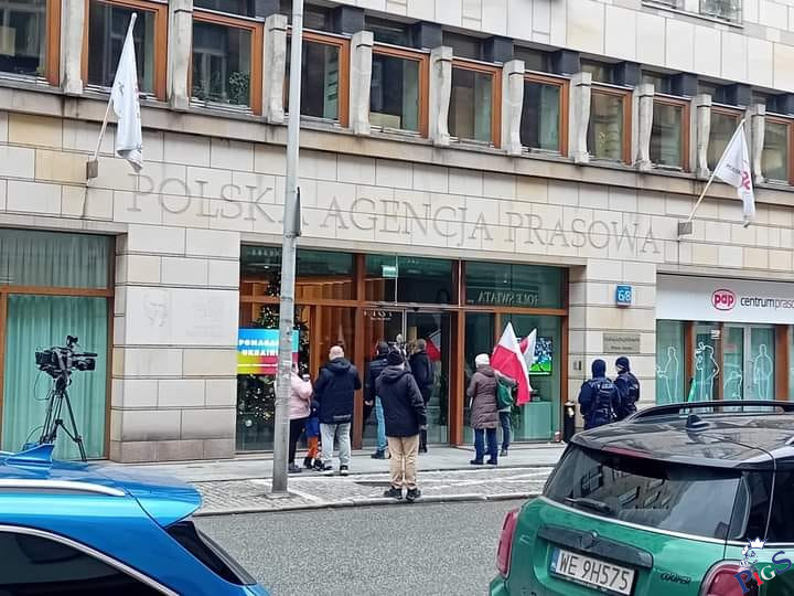 Protesty w sprawie wolności mediów przed budynkiem PAP nie słabną