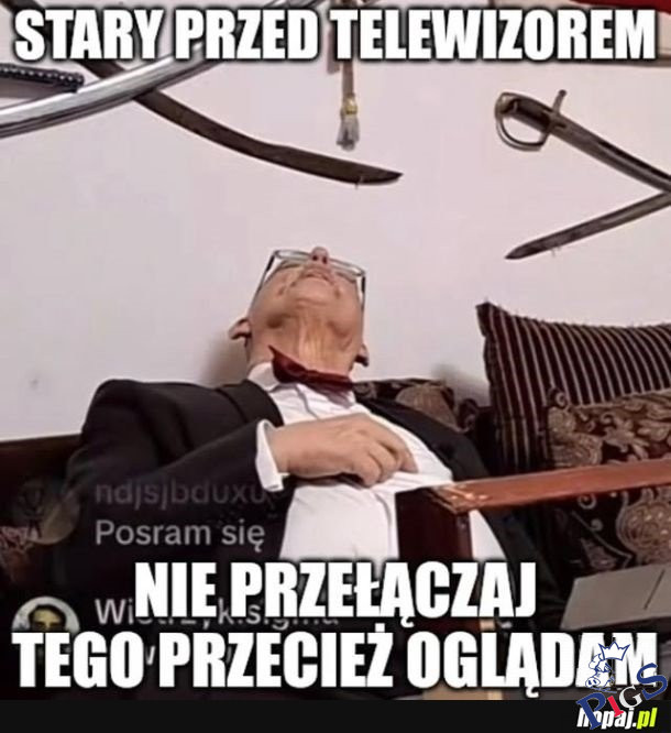 Stary przed telewizorem