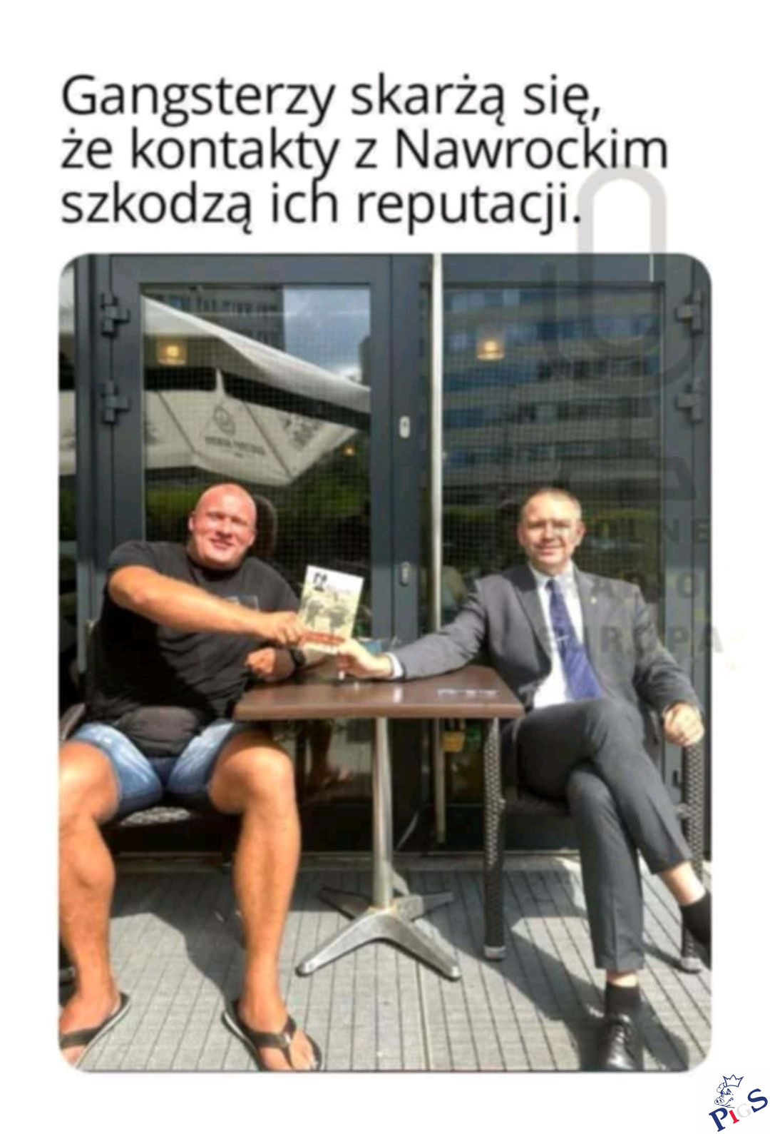 Kto komu szkodzi?